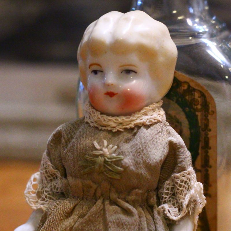 ロシア作家によるドレスを身につけたチャイナヘッドドール/Chinahead