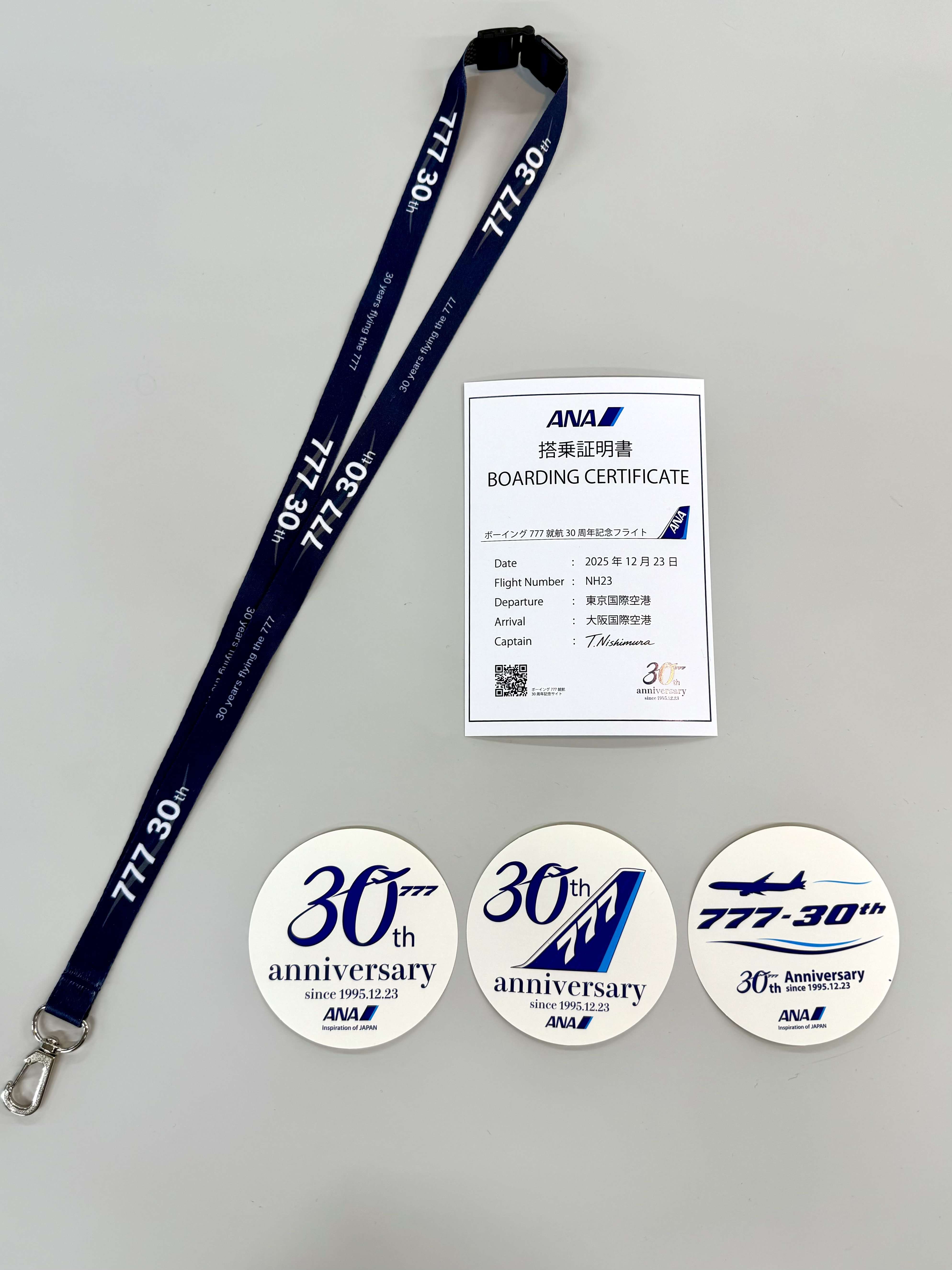 ANA ボーイング777 就航30周年記念ストラップ、ステッカーと搭乗証明書