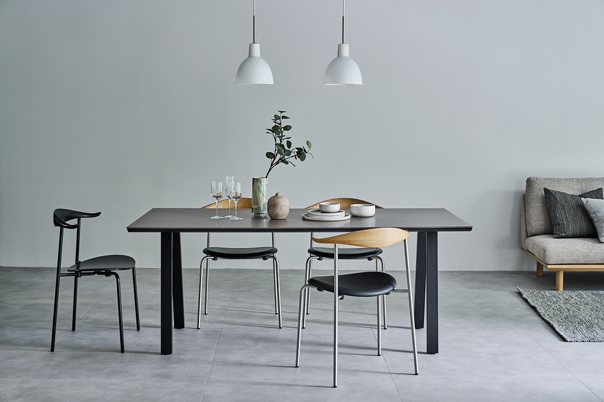 水や熱、摩擦に強い、 セラミック天板のダイニングテーブル