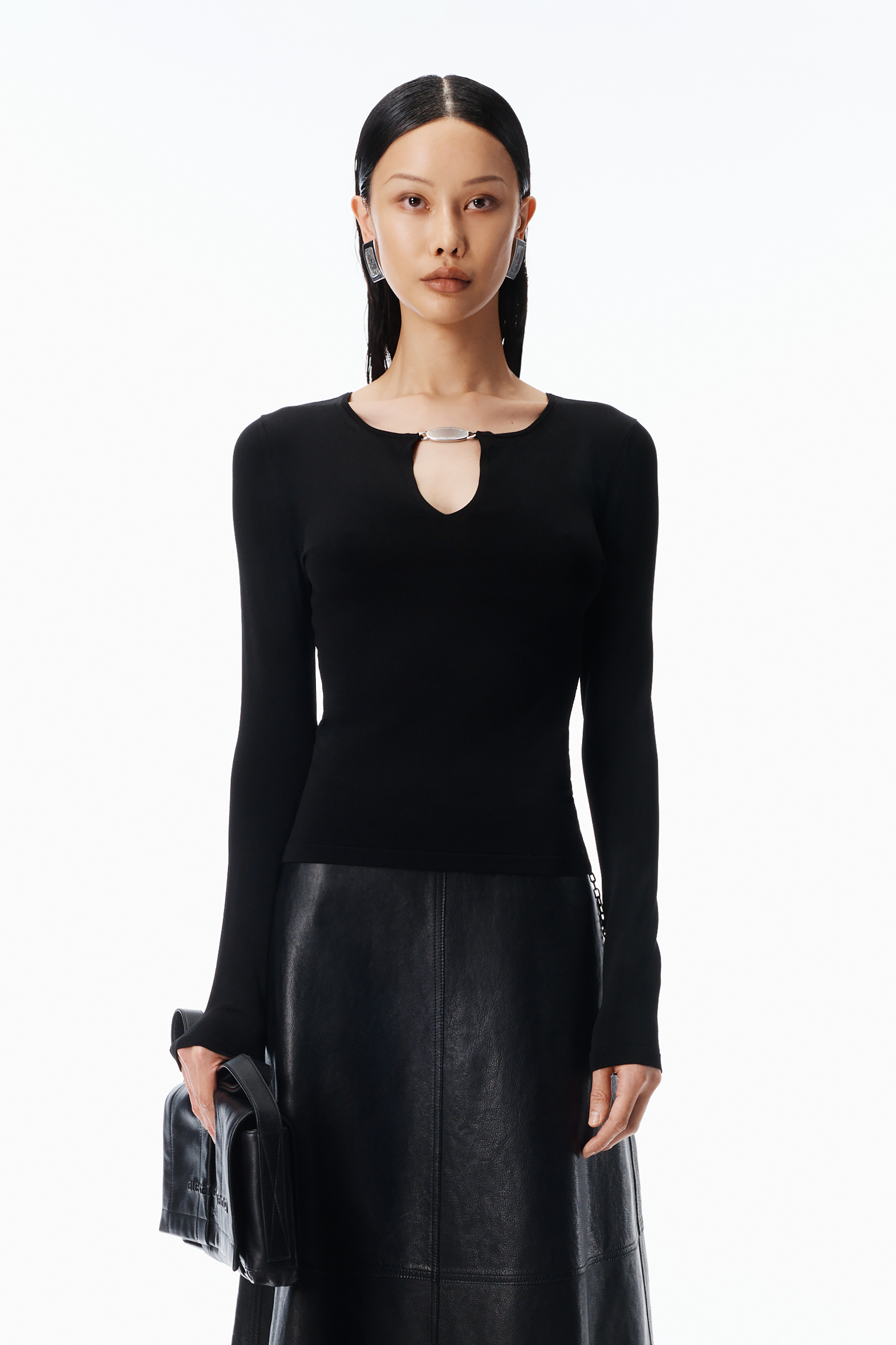 V-Neck Metal Logo in Matte Jersey in BLACK | alexanderwang®