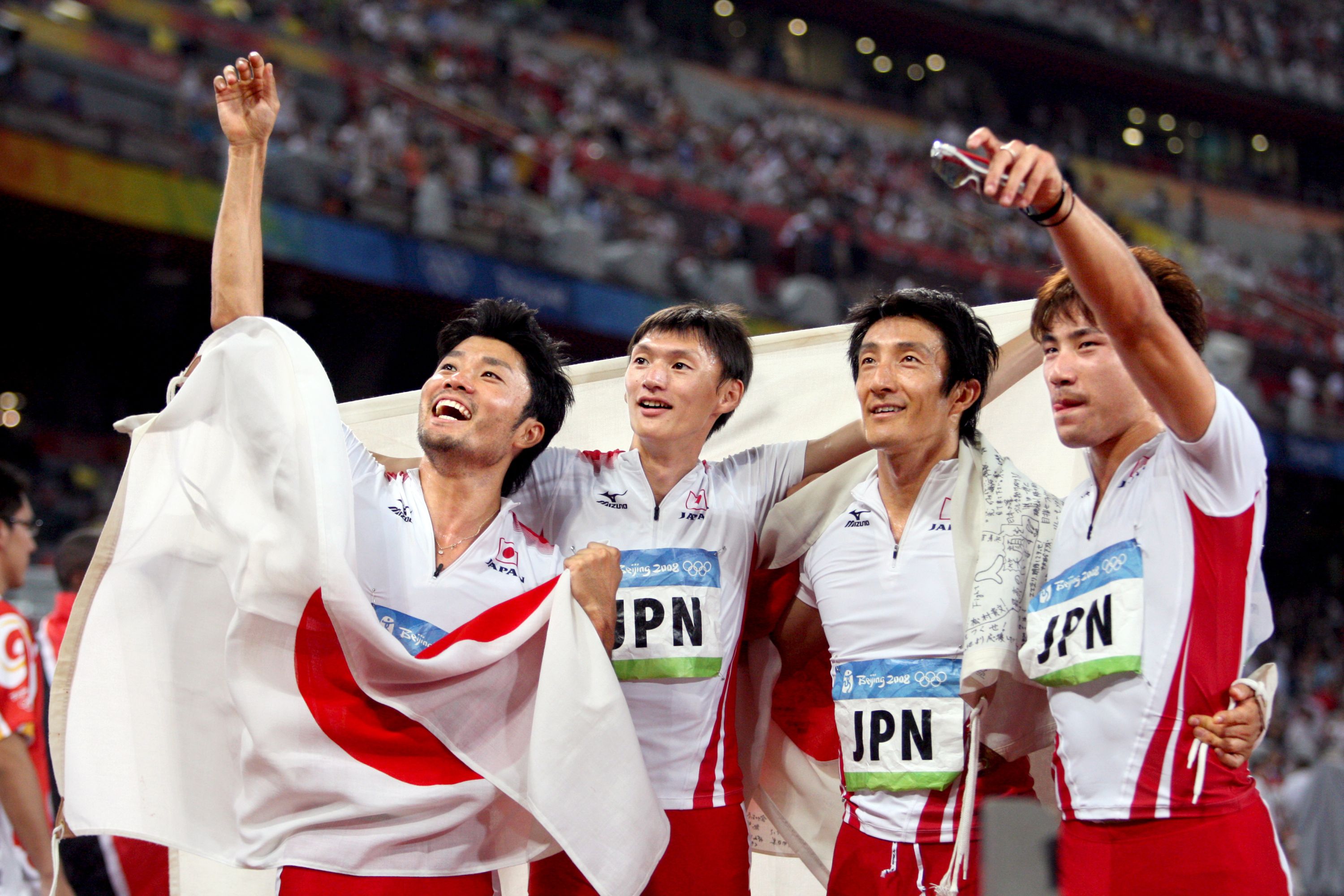 北京五輪の男子400メートルリレー決勝で銅メダルが決まり、笑顔の（左