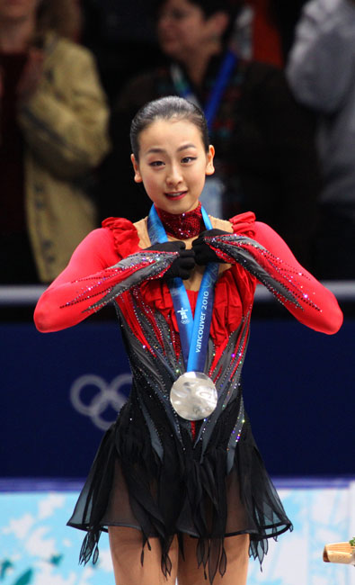 asahi.com（朝日新聞社）：【バンクーバー五輪】表彰台の上で銀メダル