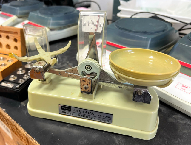 上皿てんびん、アルコールランプ… 進化する理科室の実験器具：朝日新聞