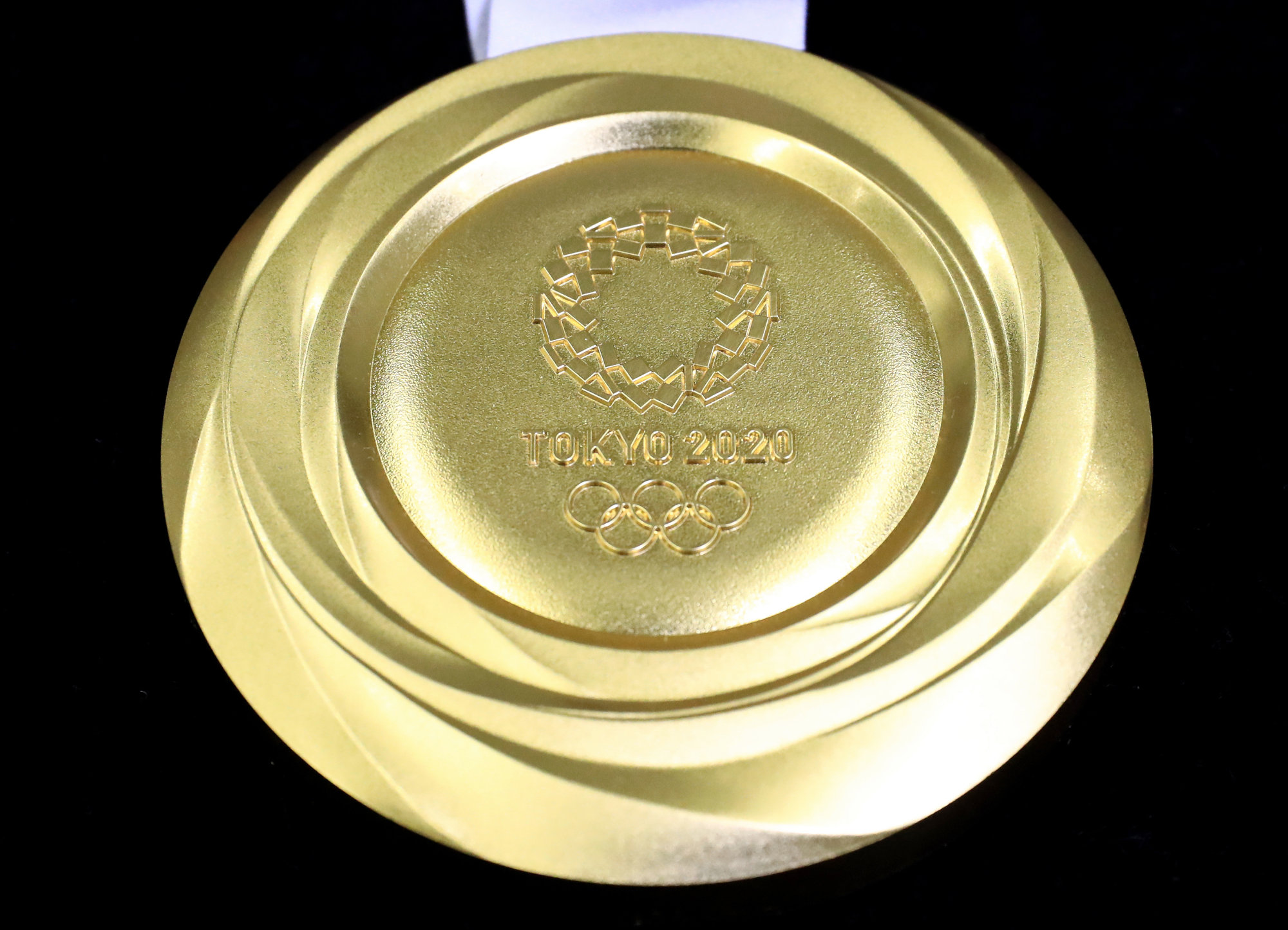 2020年東京五輪のメダル（左列から銀、金、銅）。上段が今大会で