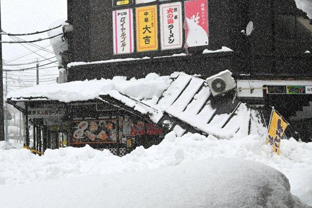 大雪による家屋倒壊で2人死傷 新潟県内、商店街の「雁木」崩壊も [新潟