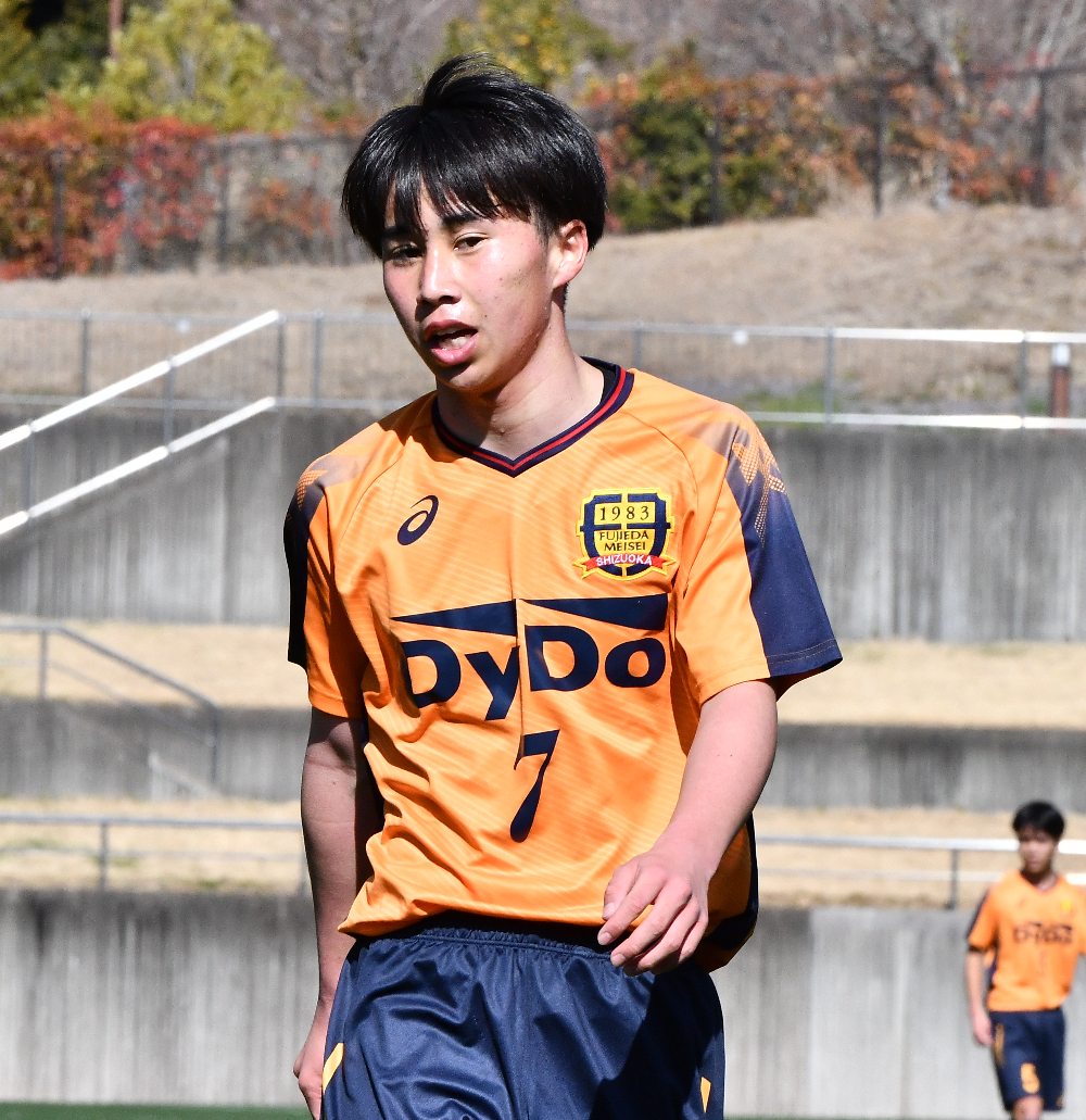 藤枝明誠のMF平井大都が美しい“ルーレット”から決勝点！帝京長岡を3−2