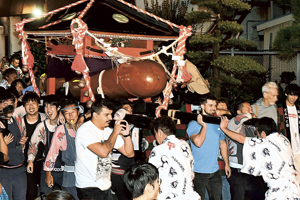 ご神体みこし練り歩き 東伊豆・稲取「どんつく祭」｜静岡新聞DIGITAL