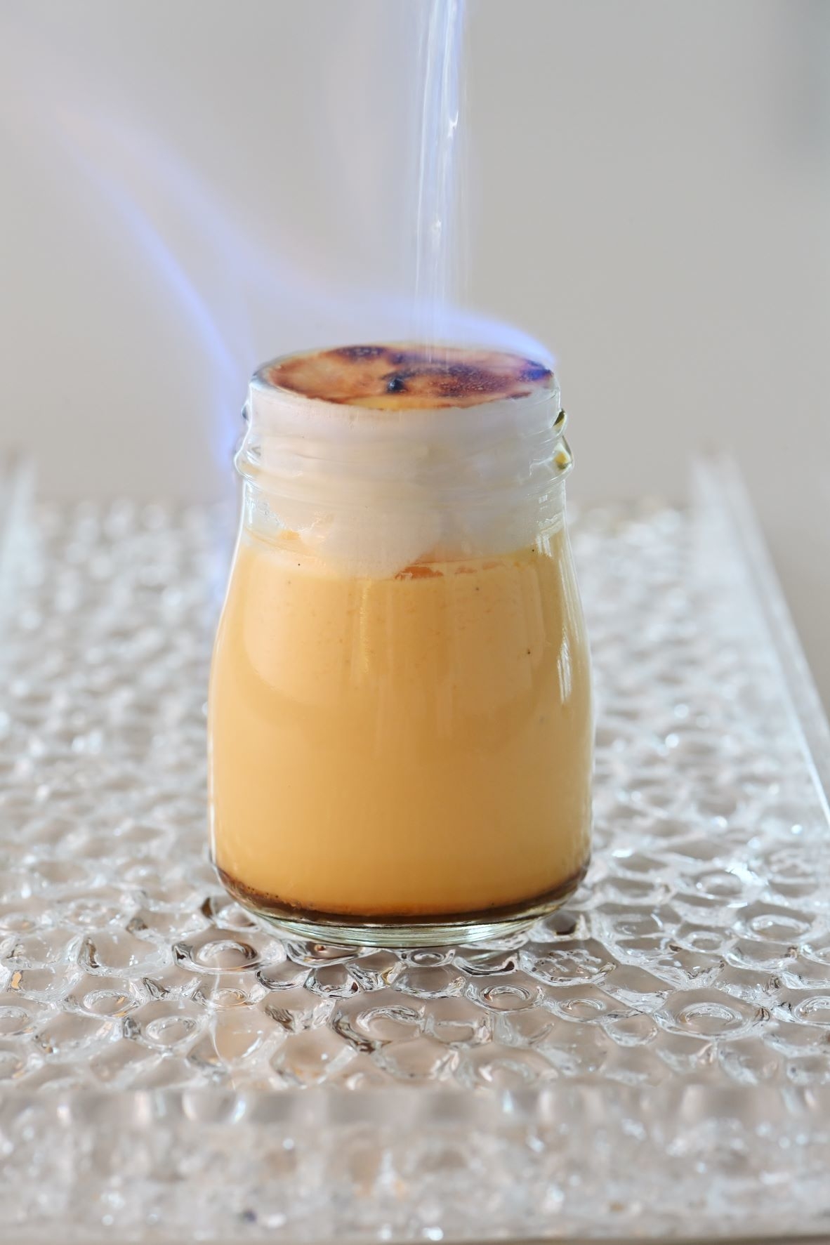 日本初！焼きプリン専門店から進化系プリンとして、 その場で