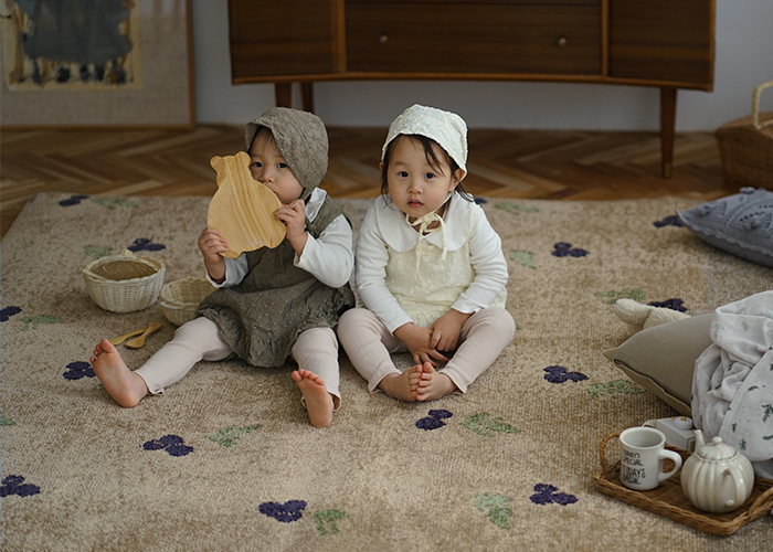 春の新生活に！甘酸っぱい果実のブルーベリー柄 北欧ラグが 待望の再