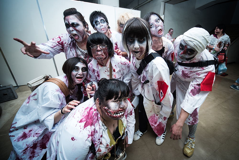 大井競馬場にゾンビ大量出没!! 大人気ゲーム「バイオハザード」 ファン