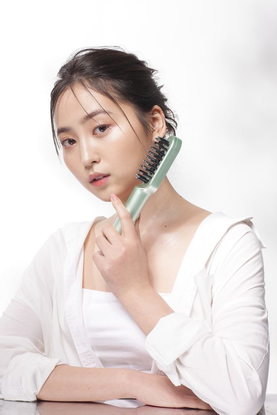 フェイス・ネック・デコルテを1本でケアできる EMS美顔器『miroku