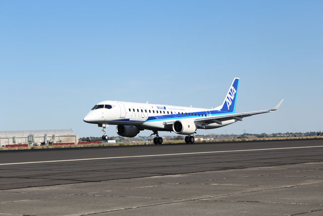ANA塗装のMRJ、パリ到着 欧州初上陸、航空ショー初出展へ