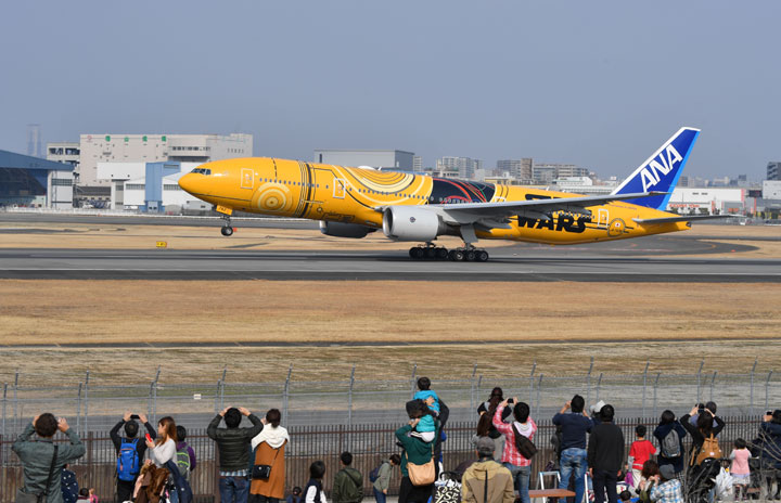 ANAのC-3POジェット、伊丹離陸 羽田から21日就航