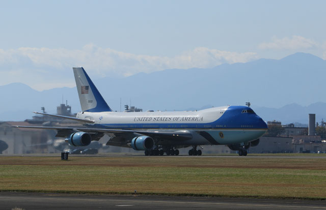 トランプ大統領、エアフォース・ワンで横田基地到着