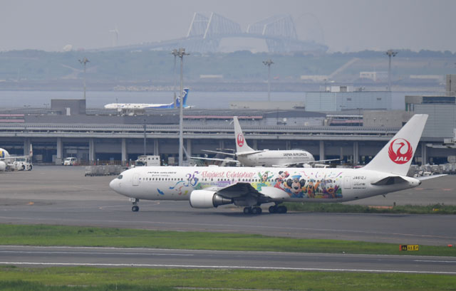 ミッキーら機体全体に描く 写真特集・ディズニーリゾート開園35周年JAL
