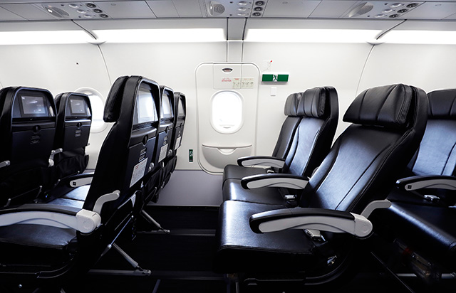 スペース・フレックスでピッチ広々 写真特集・スターフライヤー15機目