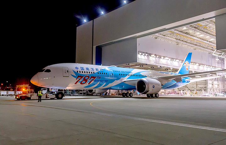 ボーイング、787機目の787ロールアウト 中国南方航空向け