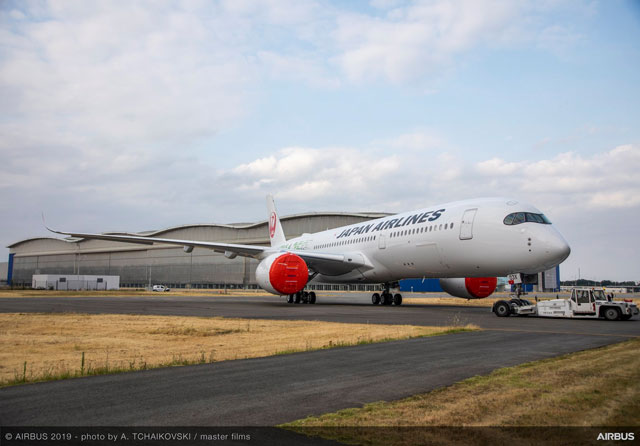 JALのA350、3号機がロールアウト 特別塗装3機が完成