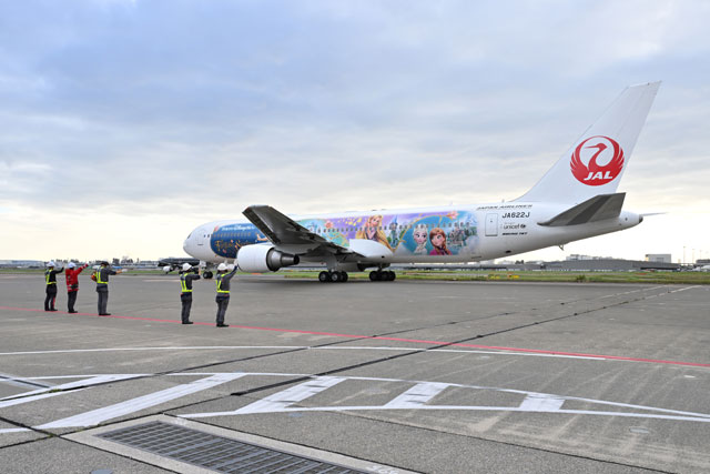 JAL、ディズニー特別塗装機が就航「ファンタジースプリングス」テーマに