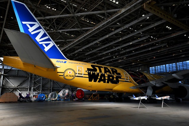 C-3POのサイン最後まで残る ANA、羽田で倍率125倍C-3POジェット撮影会