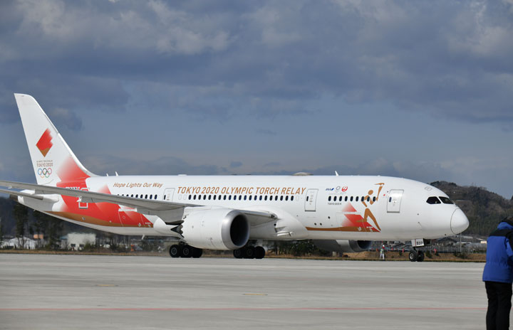 ANAとJAL、聖火輸送機の模型販売 2020機限定シリアル入り