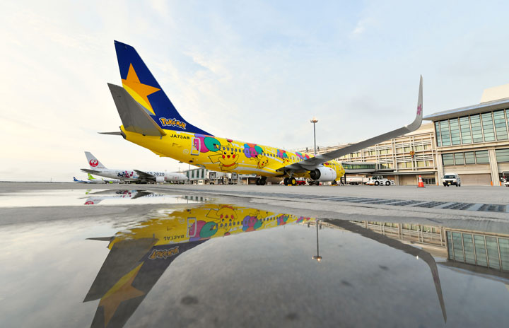 胴体下にもピカチュウ描いた特別塗装機 写真特集・那覇に着いた