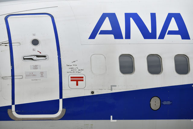 ANAの737-700、最後の1機が離日 翼振り米国へ