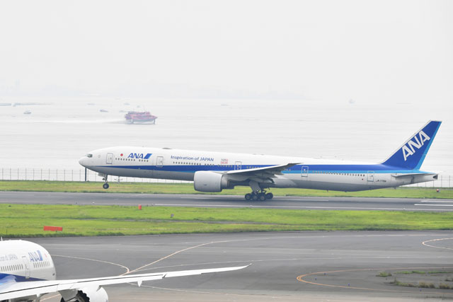 ANA、”翼のレストラン”777-300ERが翼振り離日 ホノルル経由で売却先へ