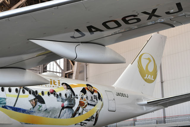 金の鶴丸ロゴA350、コンテナも金色 写真特集・みんなのJAL2020ジェット