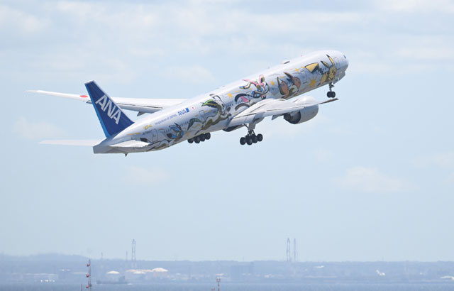 ANA、ポケモン「イーブイジェット」1日遅れで就航 個室ビジネスの777-300ER