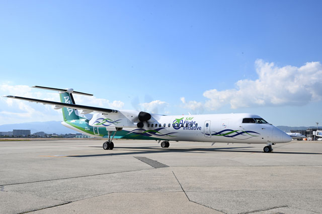 ANA、緑のQ400就航 ”安全のしおり”はホタテの貝殻活用