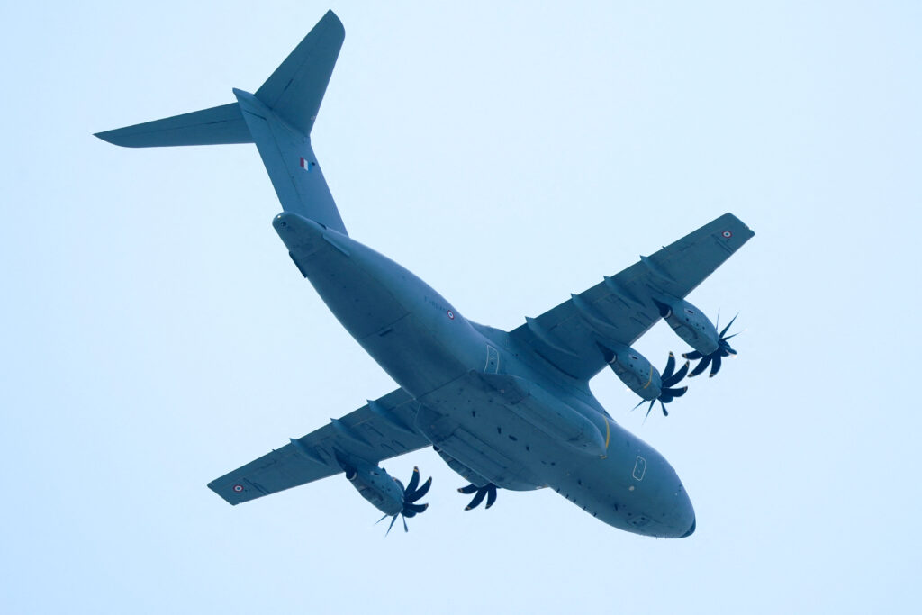 日本空自機、レバノンからの退避作戦のためヨルダンに到着｜ARAB NEWS