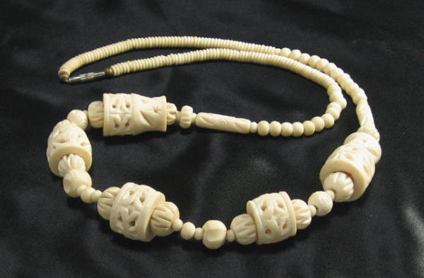 ラクダ骨ネックレス<アフリカのビーズアクセサリー：アフリカ雑貨アザライ