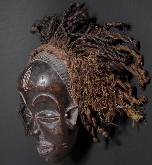 Pwoマスク<アフリカの仮面(木彫り)：アフリカ雑貨アザライ