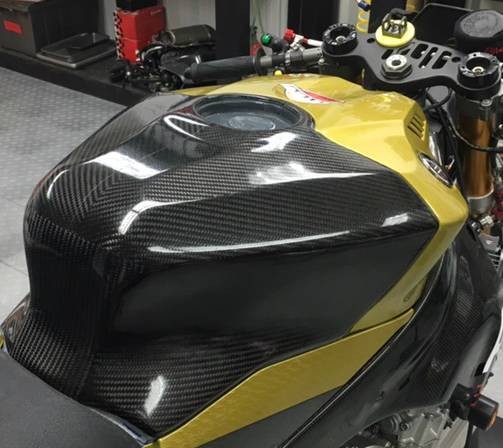 SEMOTO MotoAmericaで実際に使用されている カーボンタンクカバー｜AxxL