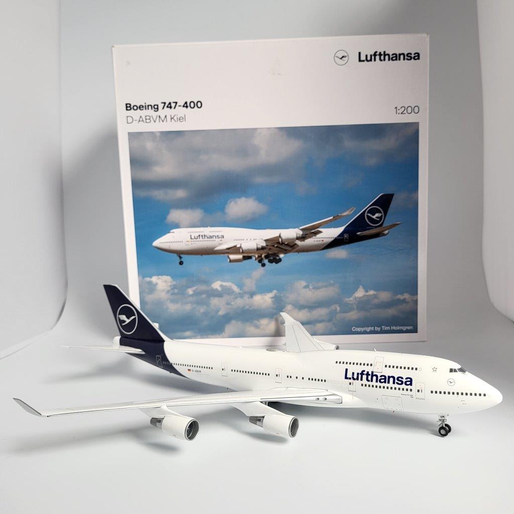 Herpa Wings 1:200 Lufthansa D-ABVM Boeing 747-400 - Bedfordshire