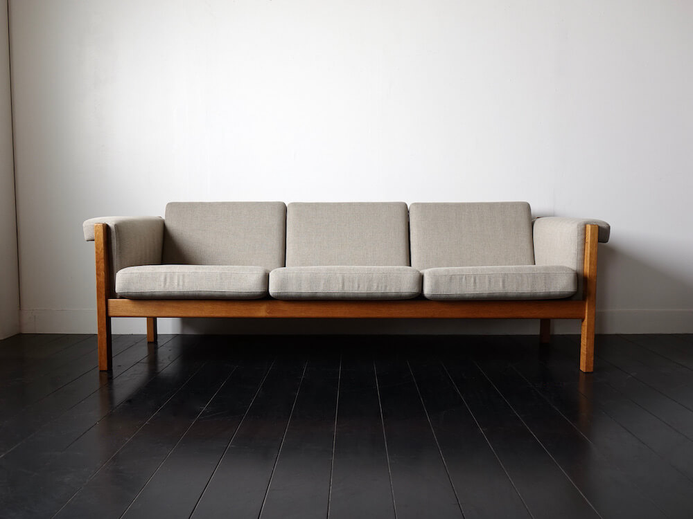 Bellbet | GE40 Sofa by Hans J. Wegner for GETAMA