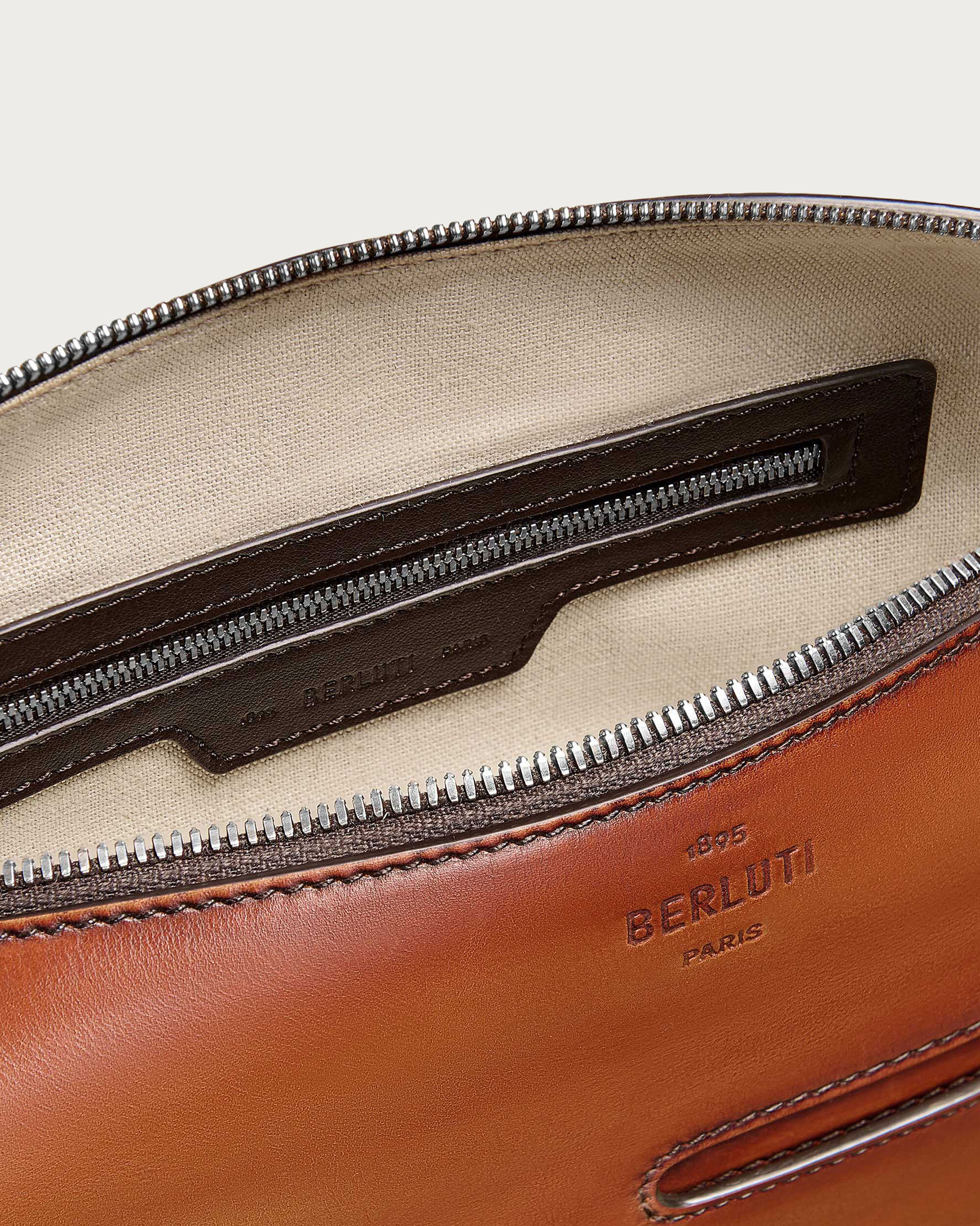 トゥジュール ソフト ジップ ホーボー XS メッセンジャー