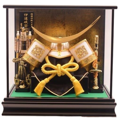 五月人形】兜飾り ケース飾り「伊達政宗 白兜焼箔風」（538102