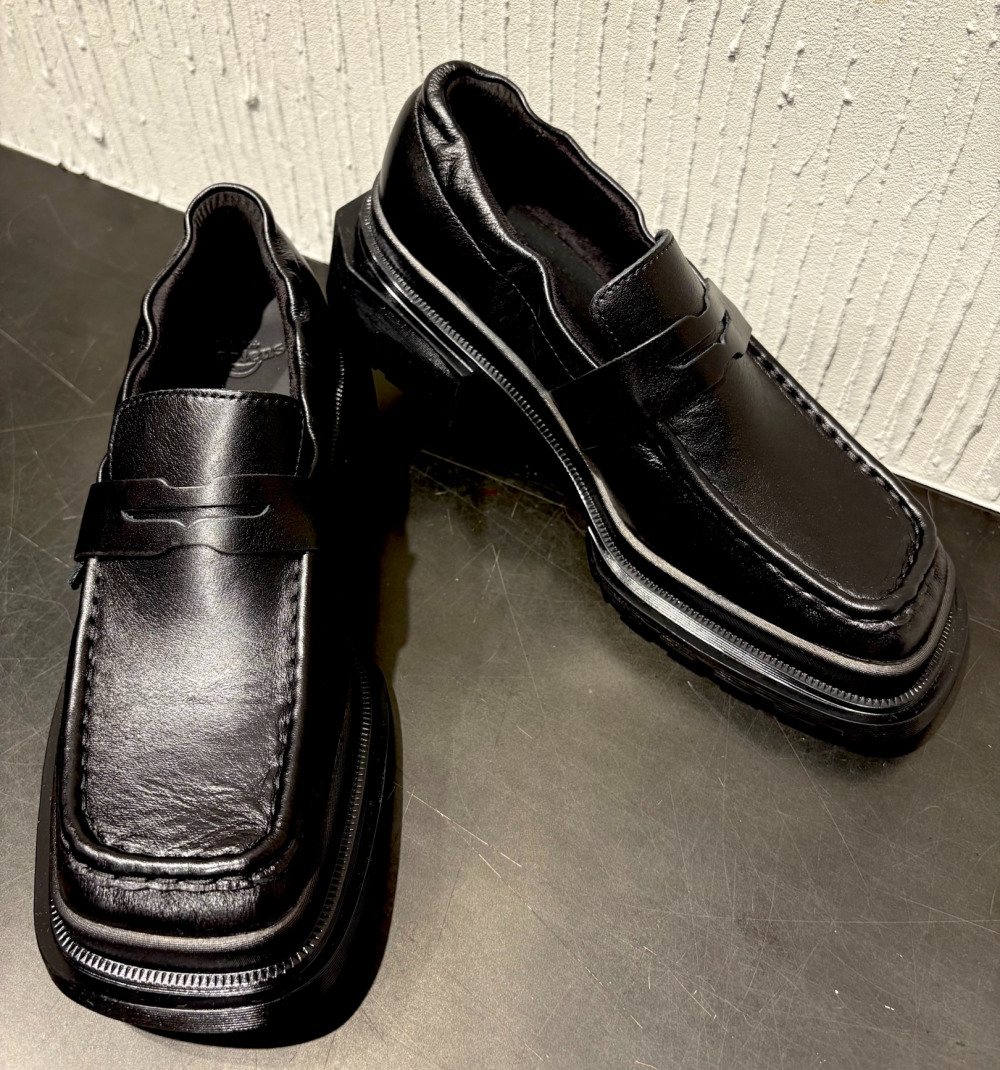 スクエアトゥが特徴のローファーが新登場！ - BILLBOARD PLACE 新潟