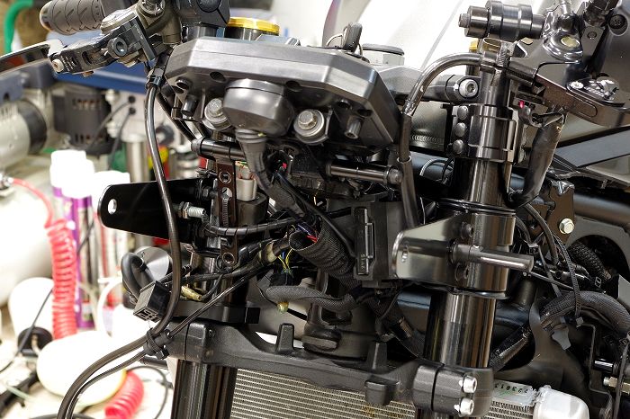 カワサキZX-25R SE（2023） ステアリングダンパー移設他