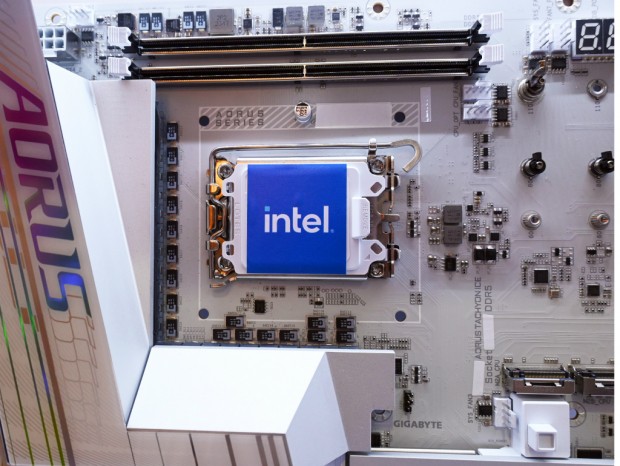 COMPUTEX：GIGABYTE、次世代Intel CPU対応マザーボードや初の背面