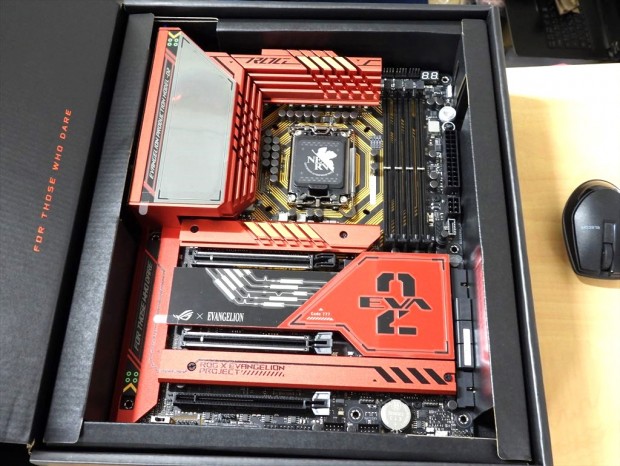 お待ちかね、誤植修正版のEVA2号機コラボマザー「ROG MAXIMUS Z790