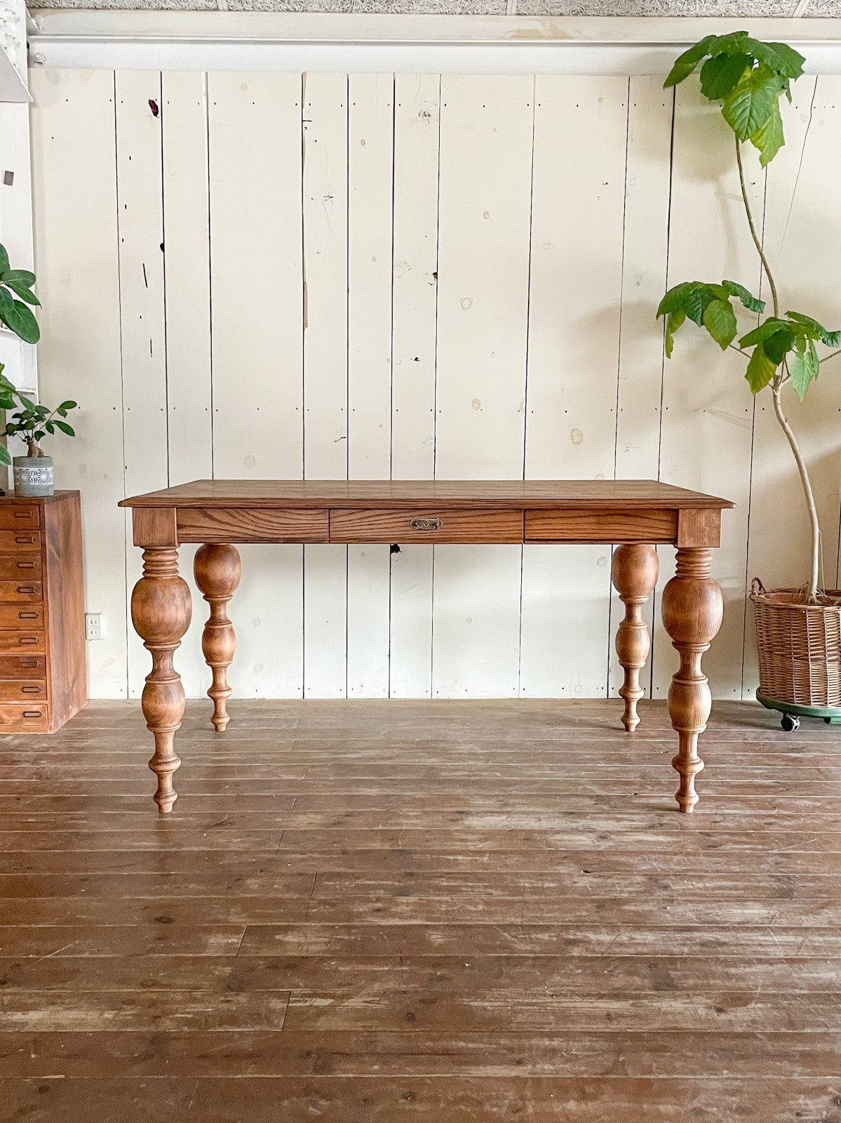 ホワイトオークダイニングテーブルろくろ足「極太」アンティーク調店舗