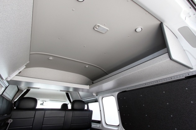 収納スペースを確保してバイク2台の積載を実現！8ナンバーキャンピング