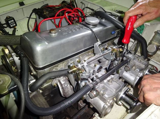 フェアレディ2000 SRL311 ソレックスキャブ 取付中！｜車の