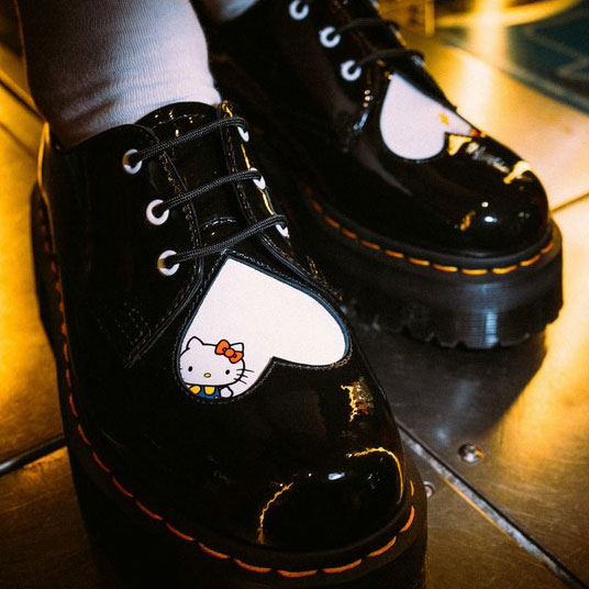 ドクターマーチン（Dr.Martens）」と「ハローキティ」が10年ぶりに
