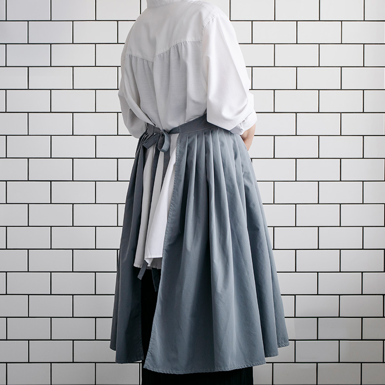 DEAN＆DELUCA×BEAMS COUTURE フレアのエプロンドレス チャコール