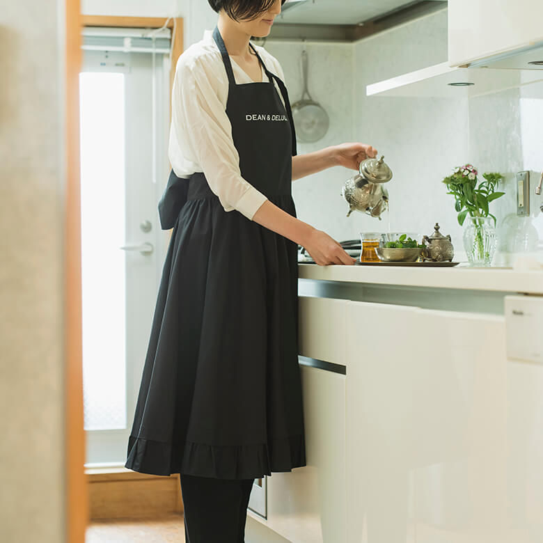 DEAN＆DELUCA×BEAMS COUTURE ギャザーのエプロンドレス ブラック