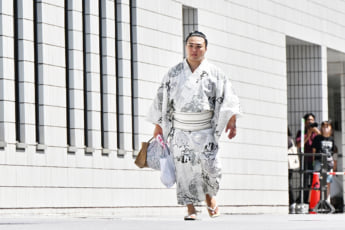 大相撲「6場所連続全休」で“転落”を味わった「炎鵬」 哀愁ただよう浴衣